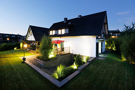 Tolle Nachtaufnahme einer Villa in Köln. Guter Architektur Fotograf und Immobilien Fotograf in Köln und NRW.