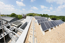 Hochstativ Foto von einer Solaranlage in Essen. Businessfotograf für Industriefotografie in NRW.