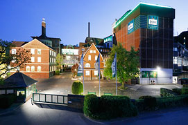 Indutriefotografie Köln, Bonn, Düsseldorf, Aaachen, Essen, Dortmund, NRW, Industriefoto Unternehmens Gebäude bei Abendlicht.
